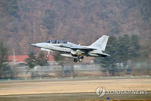 지난 1월 경기 포천시 승진훈련장에서 열린 '공지합동 통합화력 운용 훈련'에서 MK-82 폭탄을 장착한 FA-50 전투기가 활주로를 박차고 힘차게 이륙하고 있다. 연합뉴스